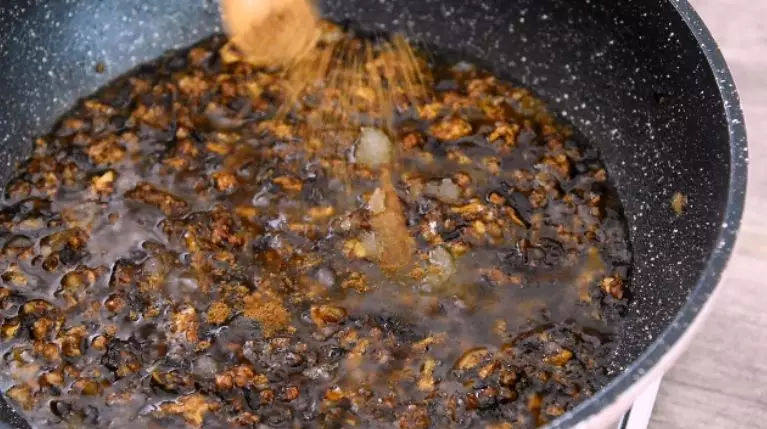 东北经典传统小吃:东北饭包,加入糖、五香粉调味,炒匀盛出备用