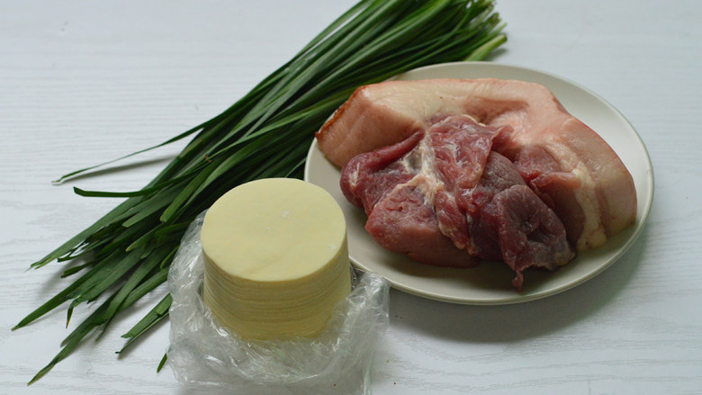 韭菜煎饺,材料准备好(猪肉最好选择<a style='color:red;display:inline-block;' href='/shicai/ 428'>五花肉</a>或者三肥七瘦的,带点肥肉的肉馅吃起来口感比较好)