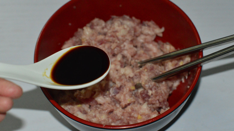 韭菜煎饺,调入酱油、<a style='color:red;display:inline-block;' href='/shicai/ 718'>料酒</a>