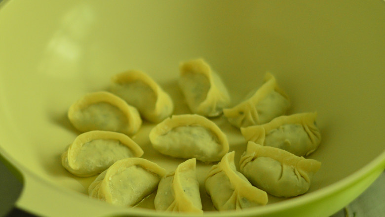 韭菜煎饺,锅里倒入适量油，烧热后放入饺子