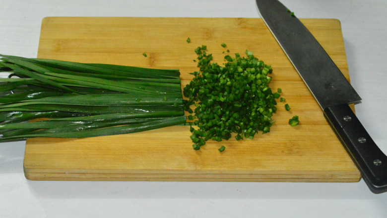 韭菜煎饺,<a style='color:red;display:inline-block;' href='/shicai/ 116'>韭菜</a>洗净,切成碎末