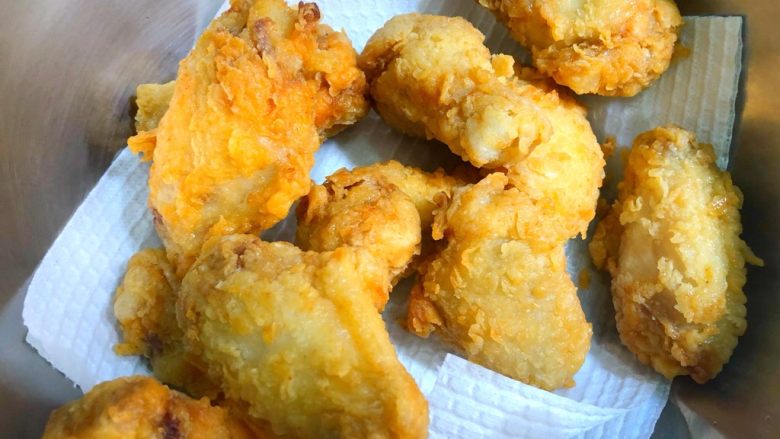 炸鸡翅,碗里垫俩张厨房纸巾,炸好的鸡翅放入碗里,让厨房纸巾吸掉多余的油
