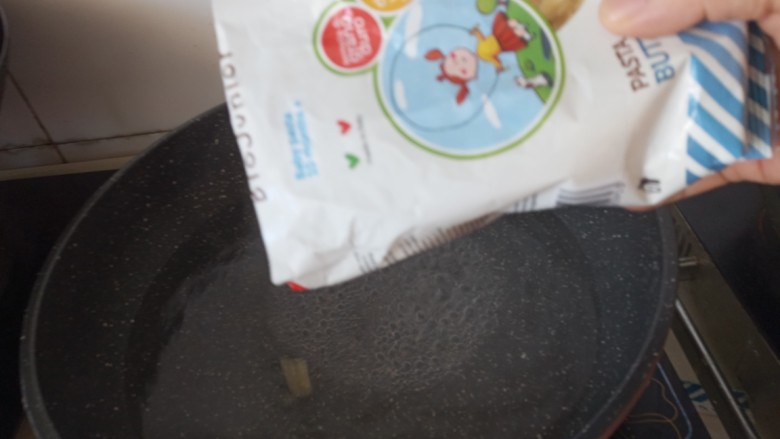 辅食之蛋包意面,放入意面煮8分钟左右