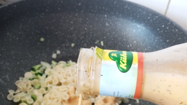 辅食之蛋包意面,关火放入法式沙拉酱