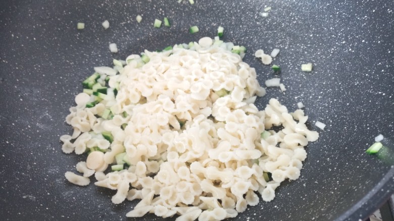 辅食之蛋包意面,放入意面翻炒均匀