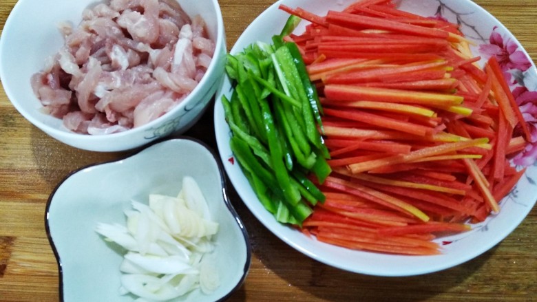 #挑战7步快手菜#正餐+青椒胡萝卜炒肉丝,所有食材如上图洗净切好