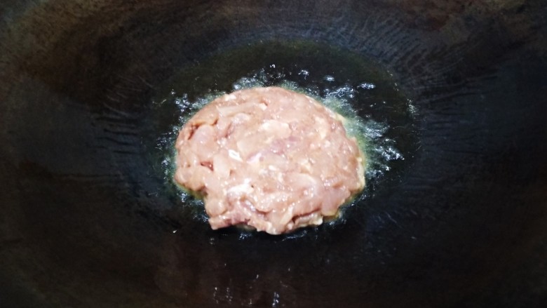 #挑战7步快手菜#正餐+青椒胡萝卜炒肉丝,热锅倒入适量的食用油,油八分熟,倒入肉丝。
