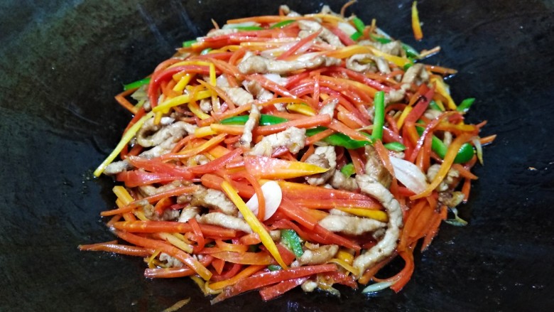 #挑战7步快手菜#正餐+青椒胡萝卜炒肉丝,翻炒一分钟即可