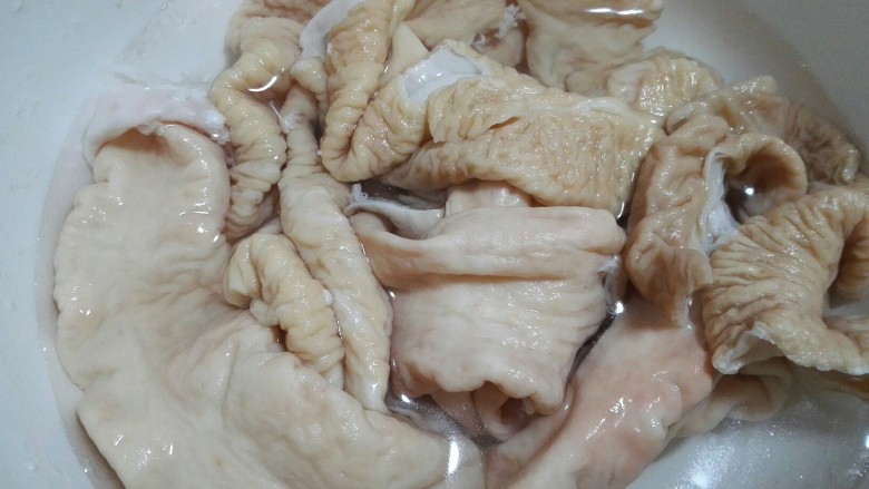 洋葱炒肥肠,自己再用盐反复搓洗下,去除异味