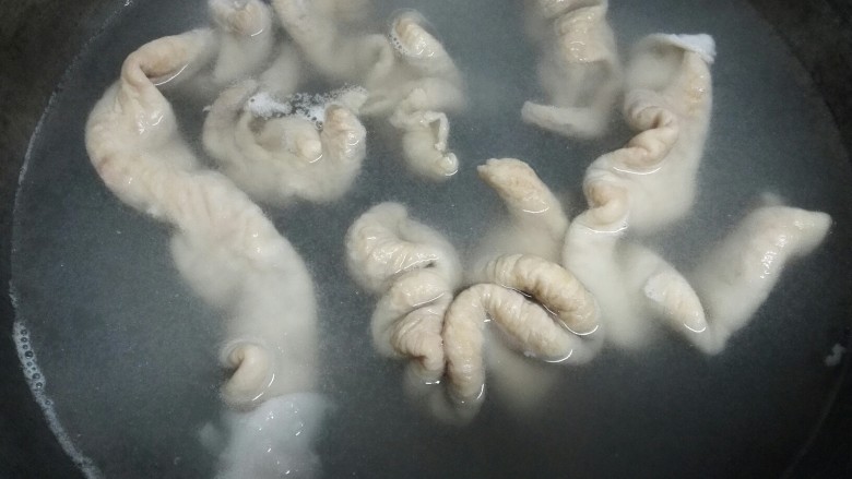 洋葱炒肥肠,沸腾出沫之后关火,捞出洗净