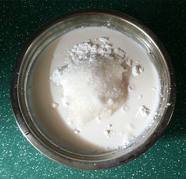 紫薯可可麻薯软欧,趁面团发酵时间,来制作麻薯馅料:将备好的食材A,全部倒入盆中,用筷子搅拌成稀面糊状