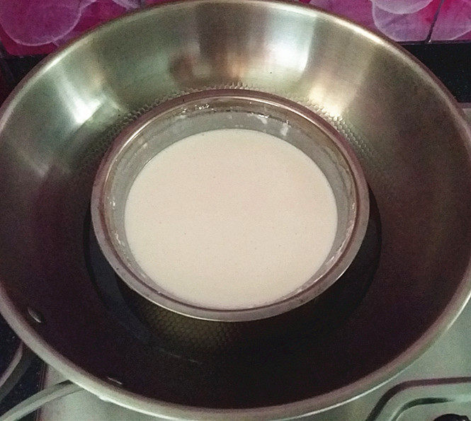 紫薯可可麻薯软欧,上锅蒸熟15~20分左右,表面凝固且没有液体即可