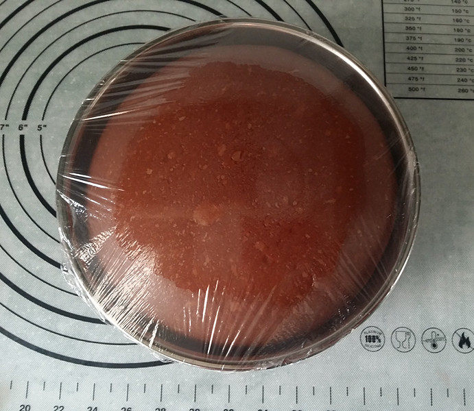 紫薯可可麻薯软欧,当面团发酵至2.5倍大时取出,手指沾面粉戳孔,不塌陷不回弹即可