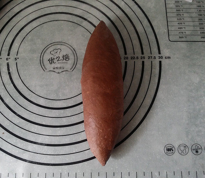 紫薯可可麻薯软欧,依次做好排入烤盘,送至烤箱中进行定型发酵,记得在烤箱底层放碗温水增加湿度,并打开烤箱自带的发酵功能,发酵温度37度适宜