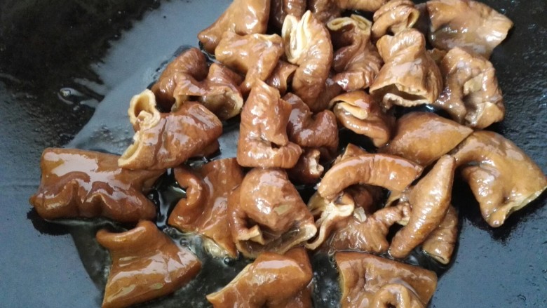 洋葱炒肥肠,锅内放油烧热,放入肥肠煸炒下