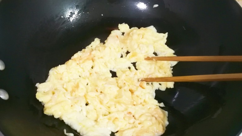 清香芦蒿炒蛋,热锅热油倒入鸡蛋液,用筷子划至蛋液快全部凝固,划散盛出
