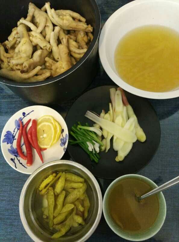 待客泡椒凤爪升级版,等鸡爪冷的差不多,倒入调味水拌匀。