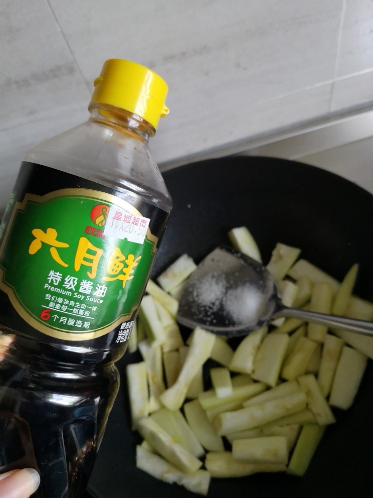 快手正餐 瓠瓜烧淡菜,第三步:锅中放油
             下瓠瓜煸炒片刻
              放盐、少许糖、少许<a style='color:red;display:inline-block;' href='/shicai/ 788'>生抽</a>