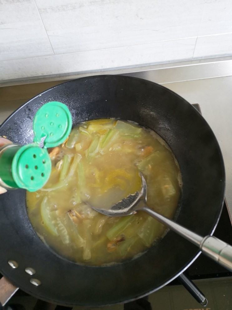 快手正餐 瓠瓜烧淡菜,第五步:关火、撒胡椒粉