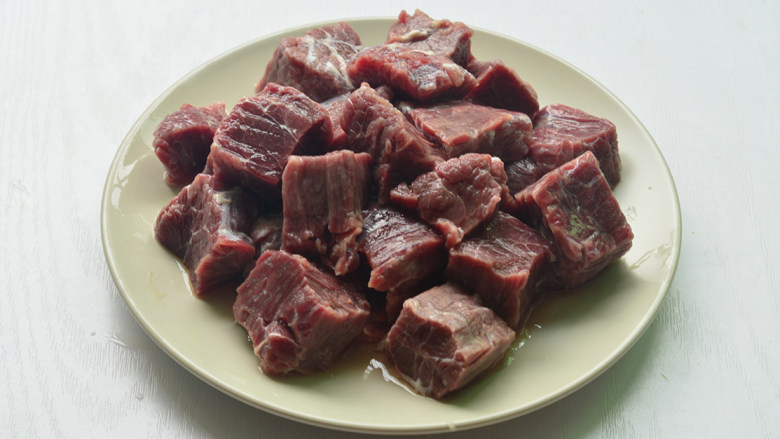 白萝卜炖牛肉,<a style='color:red;display:inline-block;' href='/shicai/ 216'>牛肉</a>洗净,逆着纹路切成小块