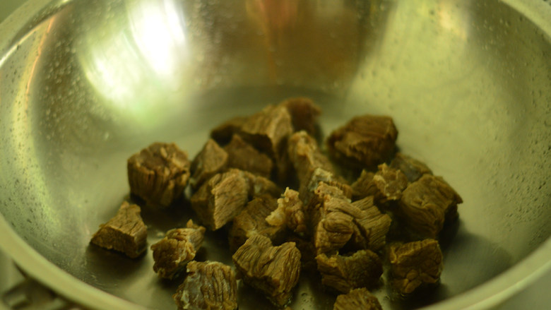 白萝卜炖牛肉,锅里烧热油,放入牛肉块煸炒
