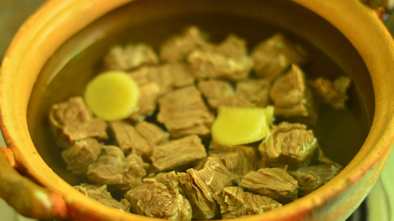 白萝卜炖牛肉,将焯好的牛肉放入沙煲中,放入<a style='color:red;display:inline-block;' href='/shicai/ 37'>姜</a>片,注入水,大火烧开后小火煲40分钟