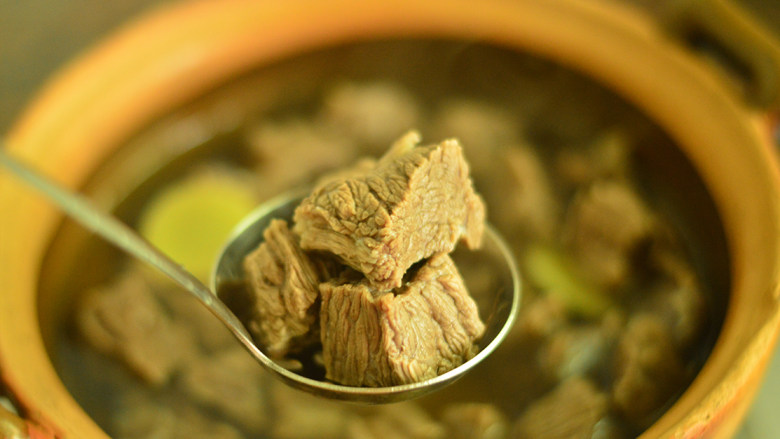 白萝卜炖牛肉,将煲好的牛肉块盛出,牛肉汤留着待用