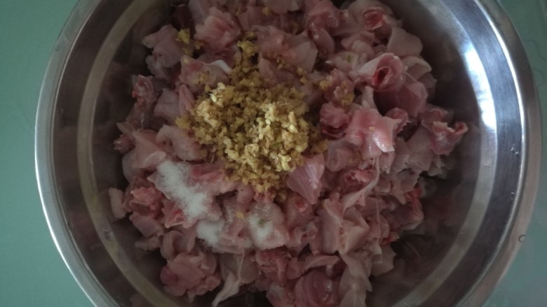 家常小煎兔子,放入扎碎的老姜、料酒、盐,调匀腌制五分钟。