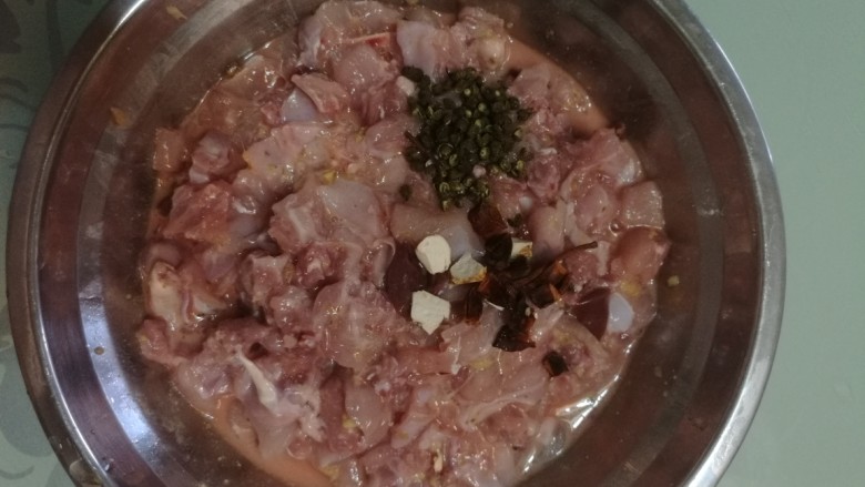 家常小煎兔子,放入八角,大料,花椒。