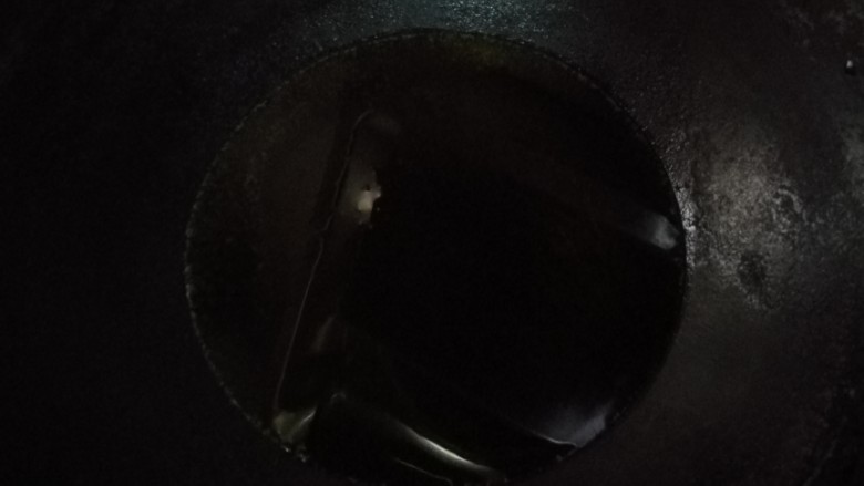 家常小煎兔子,油锅放入适量菜油,烧到九成熟。
