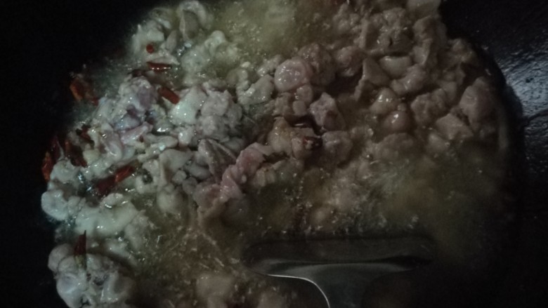 家常小煎兔子,放入兔肉,翻炒半分钟,喜欢更辣的可以在兔肉中加入适量干辣椒。