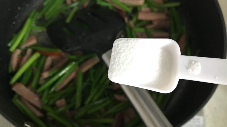 快手正餐 韭苔红肠,加一小勺细盐,一小勺细砂糖,翻炒均匀,即可