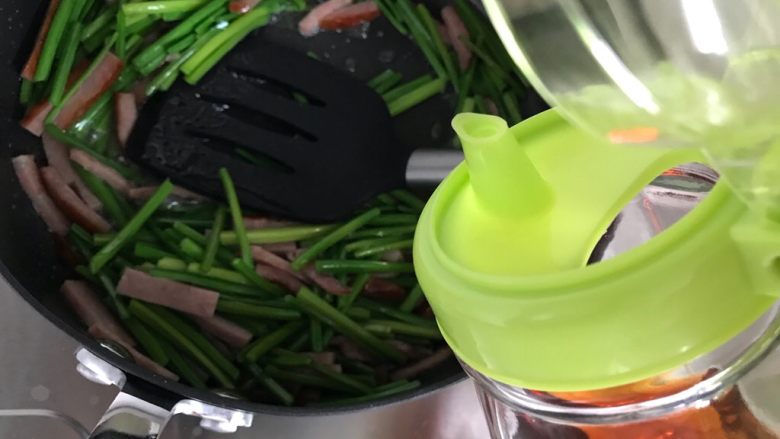 快手正餐 韭苔红肠,烹少许料酒,然后继续翻炒一分钟