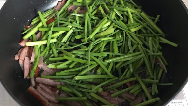 快手正餐 韭苔红肠,下韭苔,翻炒30秒