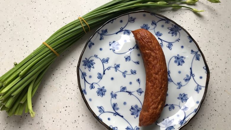 快手正餐 韭苔红肠,首先我们准备好所有食材
