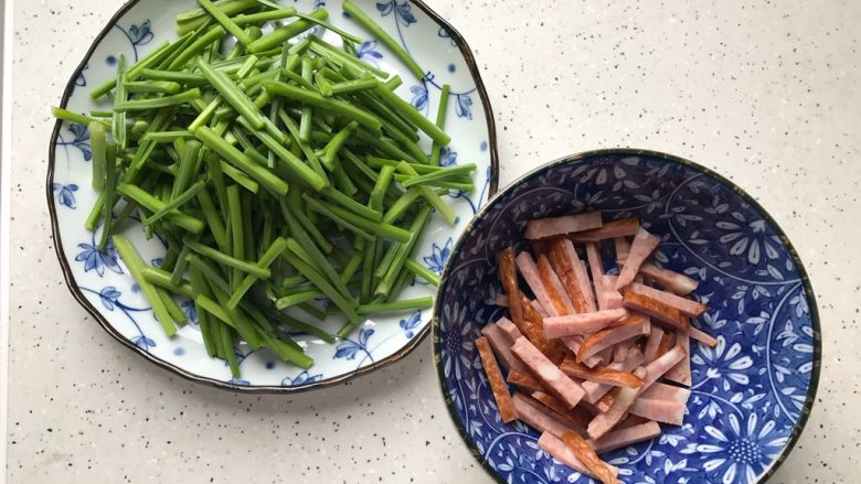 快手正餐 韭苔红肠,红肠切丝,不要切的太细,以免炒的时候碎掉
<a style='color:red;display:inline-block;' href='/shicai/ 166'>韭苔</a>去头去尾,切成寸段,洗净,控干水分