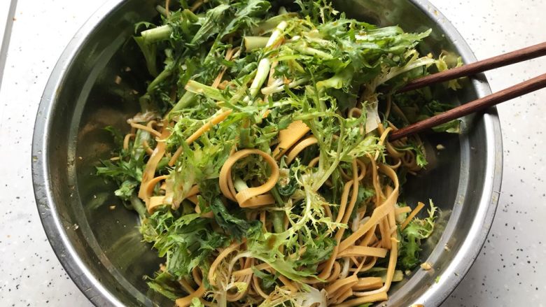 快手正餐 豆皮拌苦菊,加适量生抽(美极鲜也可以),少许陈醋,一小勺细砂糖,搅拌均匀,即可