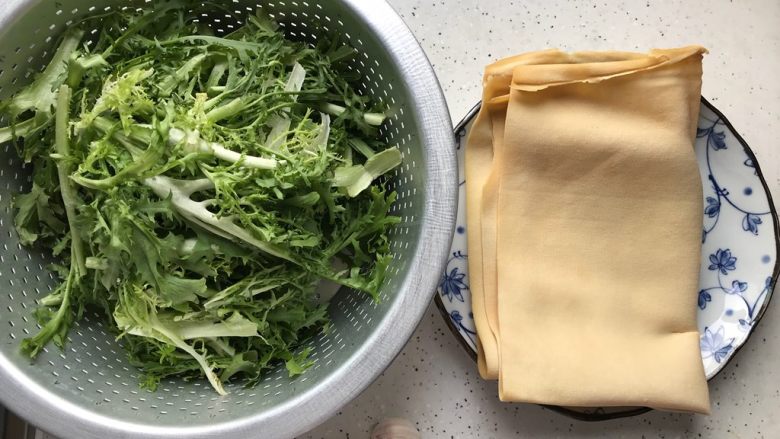 快手正餐  豆皮拌苦菊,首先我们准备好所有食材