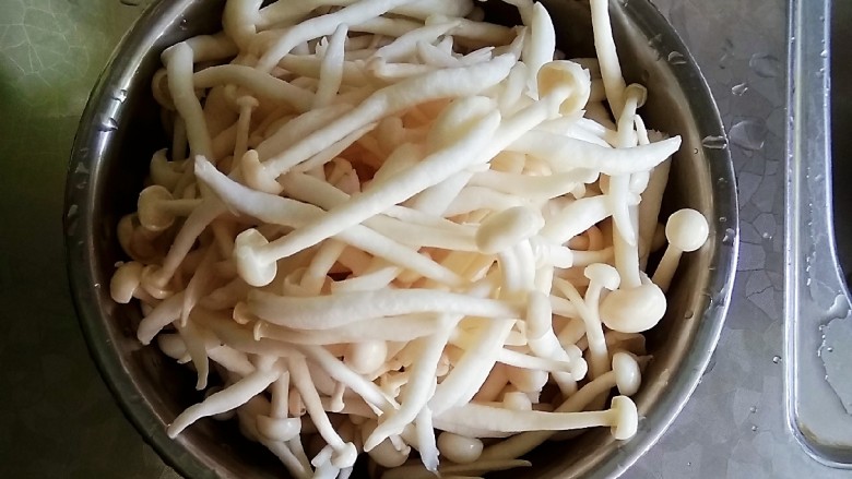 辣炒海鲜菇,<a style='color:red;display:inline-block;' href='/shicai/ 2823'>海鲜菇</a>洗净,控干水分备用