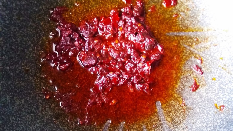 辣炒海鲜菇,放入<a style='color:red;display:inline-block;' href='/shicai/ 46964'>郫县豆瓣酱</a>,炒出红油