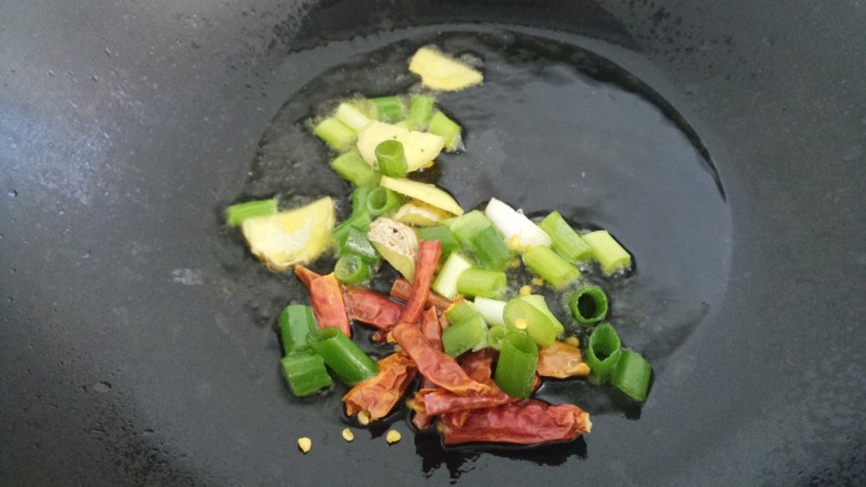 酸菜粉丝羊肉砂锅,锅里热油,把葱姜还有干辣椒爆香。