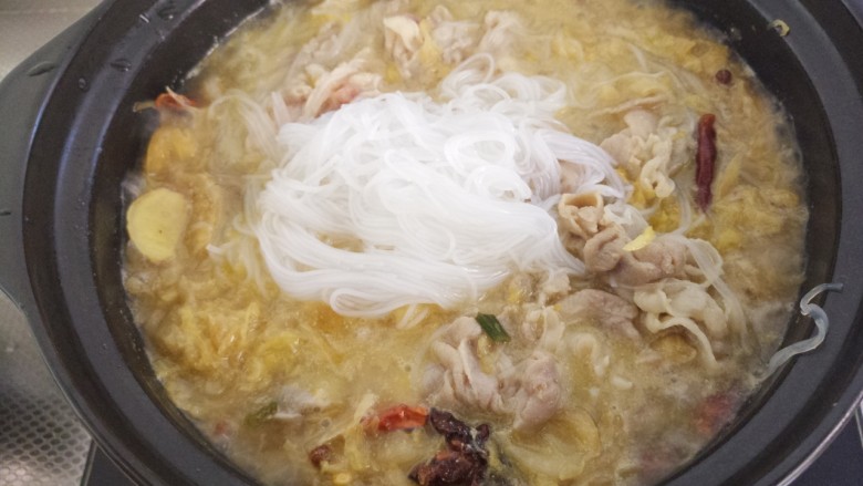 酸菜粉丝羊肉砂锅,把羊肉煮熟,再加入粉丝。
