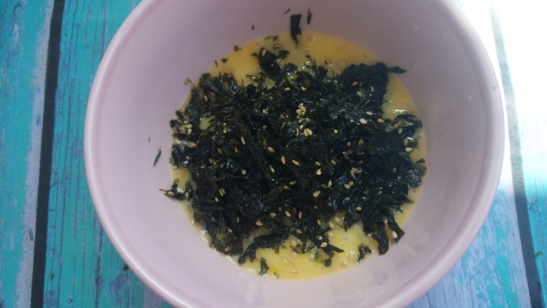 辣酱炒饭,把鸡蛋搅拌均匀,然后加入海苔。