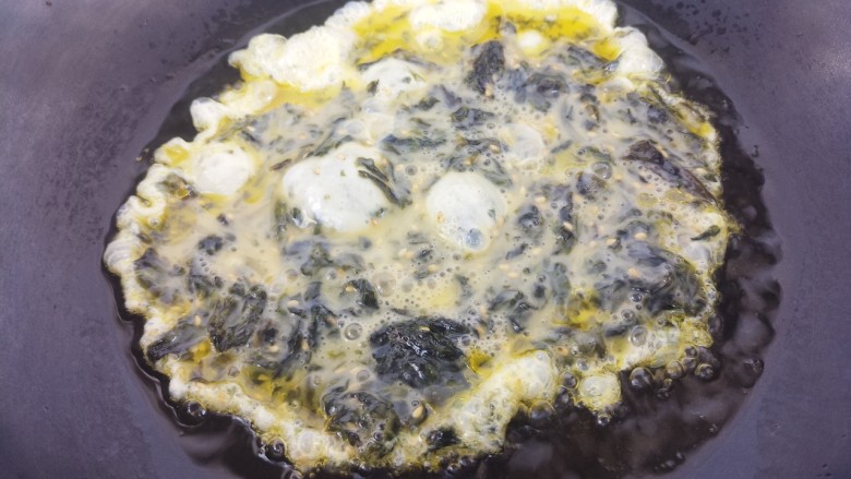 辣酱炒饭,锅里热油,把鸡蛋液倒入锅里小火。