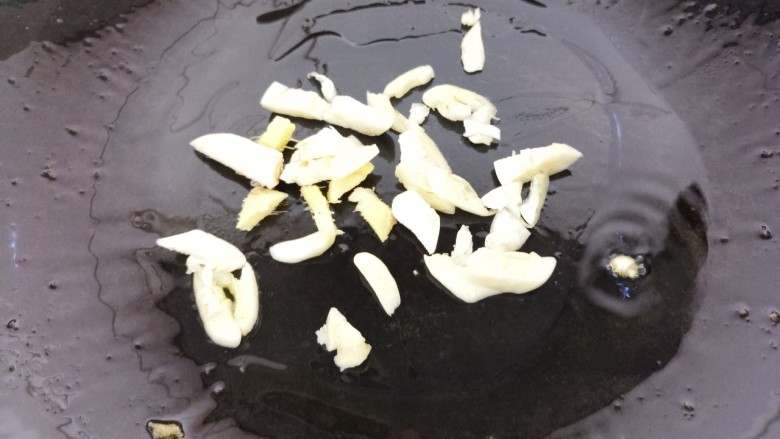 青椒烧茄子,然后锅里热油,先把姜蒜爆香。