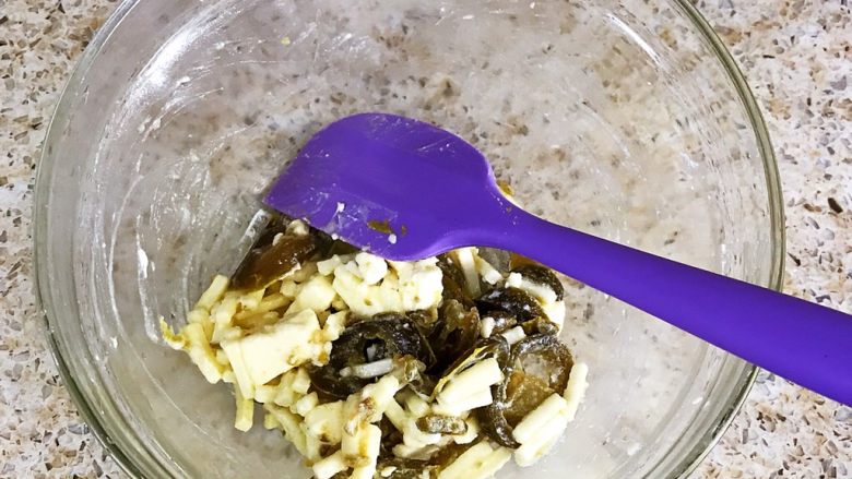 香辣培根鸡肉卷,拌匀,奶酪稍微切小块一点,我切的有点大