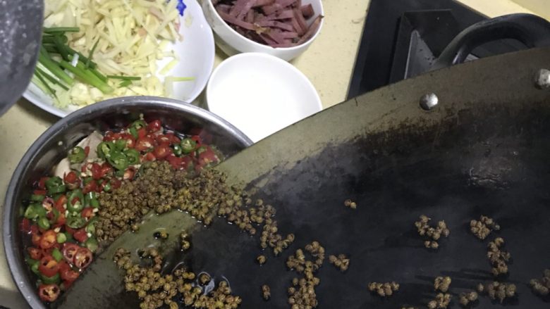 麻呼的椒麻鸡,然后起锅热油,放入花椒, 小火煎出香味后 , 淋在鸡腿上