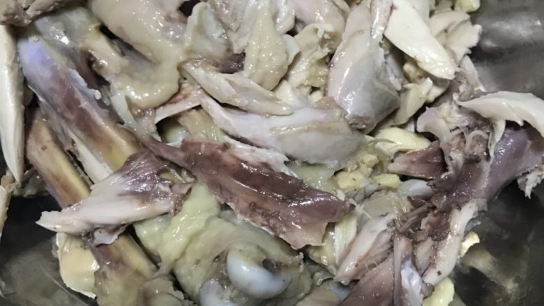麻呼的椒麻鸡,煮好以后捞起鸡腿放在冷水中冷却, 然后砍成自己喜欢的样子摆盘, (我是砍不动, 所以改成手撕鸡腿啦!)