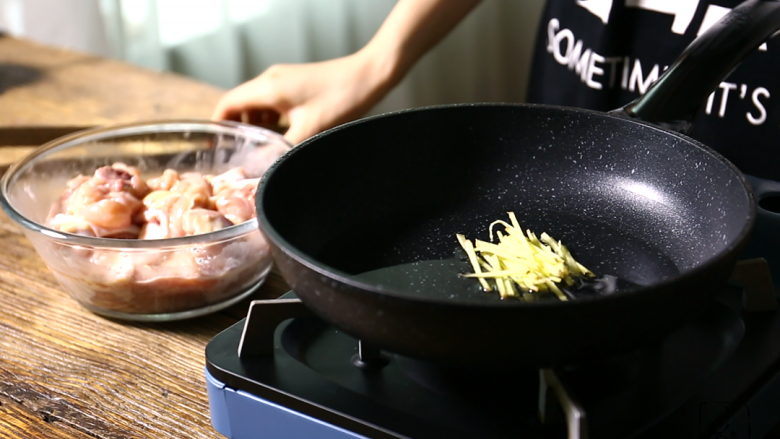 黄焖小鸡块,
锅里放油,放姜丝,然后把鸡块放里煎