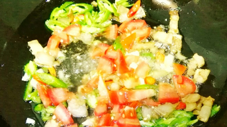 炒空心菜梗,五花肉煸出油,翻炒蒜蓉,辣椒、及西红柿